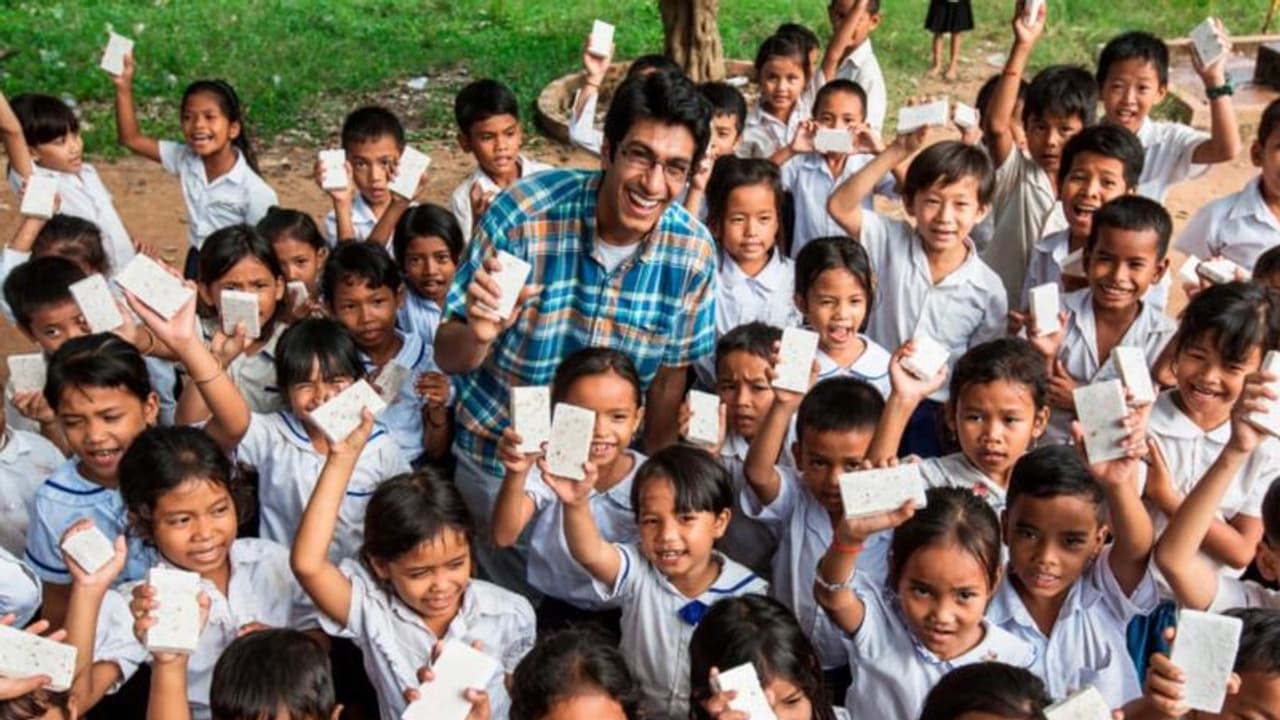 അലക്കുസോപ്പ് കൊണ്ട് കുളിക്കുന്ന ദരിദ്രര്ക്ക് കുളിസോപ്പ്, ഇയാളുടെ ജീവിതലക്ഷ്യം ഇതാണ് അലക്കുസോപ്പ് കൊണ്ട് കുളിക്കുന്ന ദരിദ്രര്ക്ക് കുളിസോപ്പ്, ഇയാളുടെ ജീവിതലക്ഷ്യം ഇതാണ്