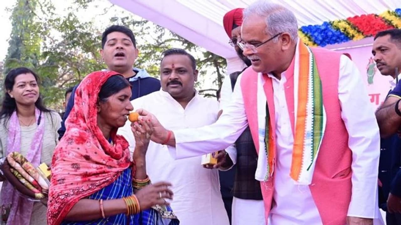 मजदूरों के साथ सीएम भूपेश बघेल ने मनाया नया साल, बोले अब मजदूर के बच्चे मजदूरी नहीं करेंगे मजदूरों के साथ सीएम भूपेश बघेल ने मनाया नया साल, बोले अब मजदूर के बच्चे मजदूरी नहीं करेंगे