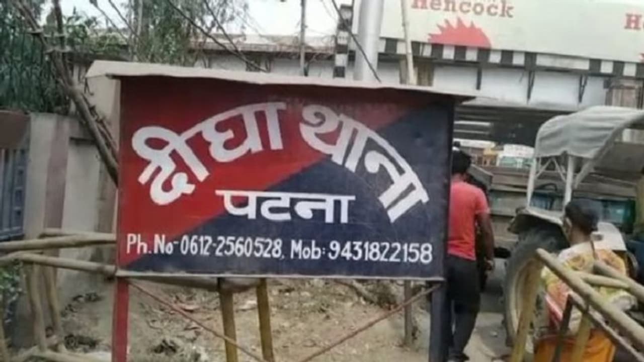 साल के पहले ही दिन अपराधियों ने दी कानून को चुनौती, वारंटी को पकड़ने गए दारोगा की लात घूंसों से जमकर पिटाई साल के पहले ही दिन अपराधियों ने दी कानून को चुनौती, वारंटी को पकड़ने गए दारोगा की लात घूंसों से जमकर पिटाई