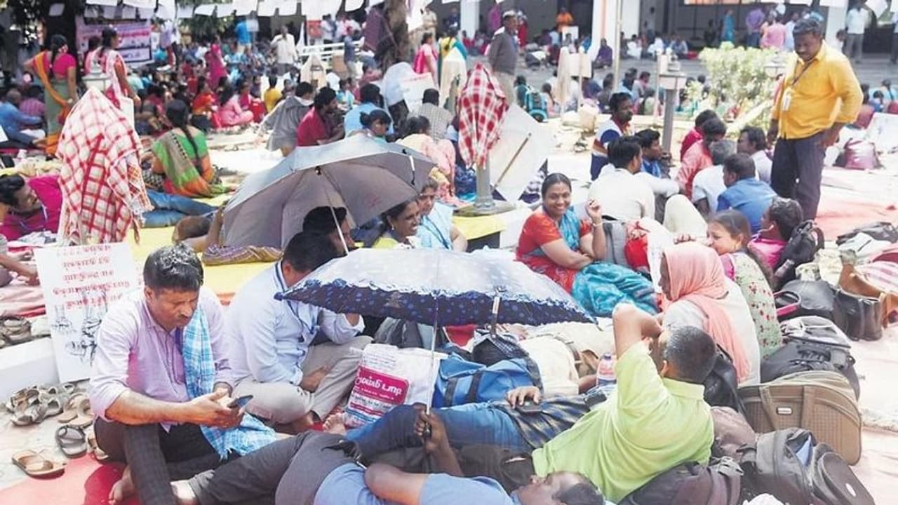 இடைநிலை ஆசிரியர்கள் போராட்டம் வாபஸ்… குழு அமைத்து விசாரணை நடத்தப்படும் என முதல்வர் அறிவித்ததை அடுத்து முடிவு!! இடைநிலை ஆசிரியர்கள் போராட்டம் வாபஸ்… குழு அமைத்து விசாரணை நடத்தப்படும் என முதல்வர் அறிவித்ததை அடுத்து முடிவு!!