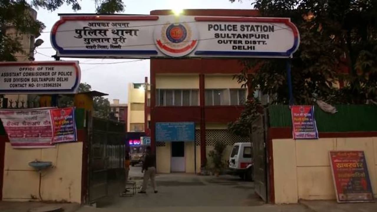 ദില്ലിയെ നടുക്കി കൊലപാതകം, യുവതിയെ കിലോമീറ്ററുകൾ കാറിൽ വലിച്ചിഴച്ചു, 5 യുവാക്കൾ അറസ്റ്റിൽ