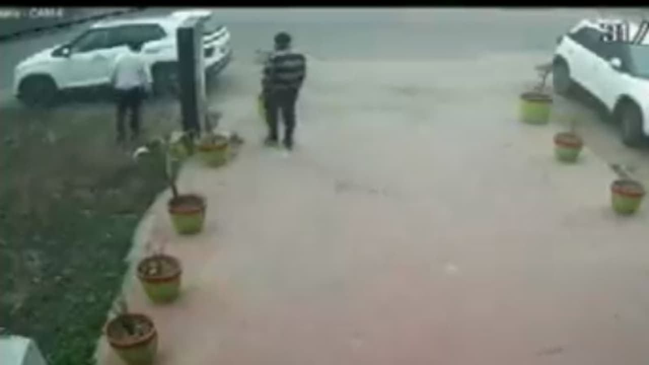 ജിം കഴിഞ്ഞ് കാറില്‍ വിശ്രമിക്കവേ യുവതിയെ തട്ടിക്കൊണ്ടു പോകാൻ ശ്രമം; സംഭവം പട്ടാപ്പകല്‍– VIDEO