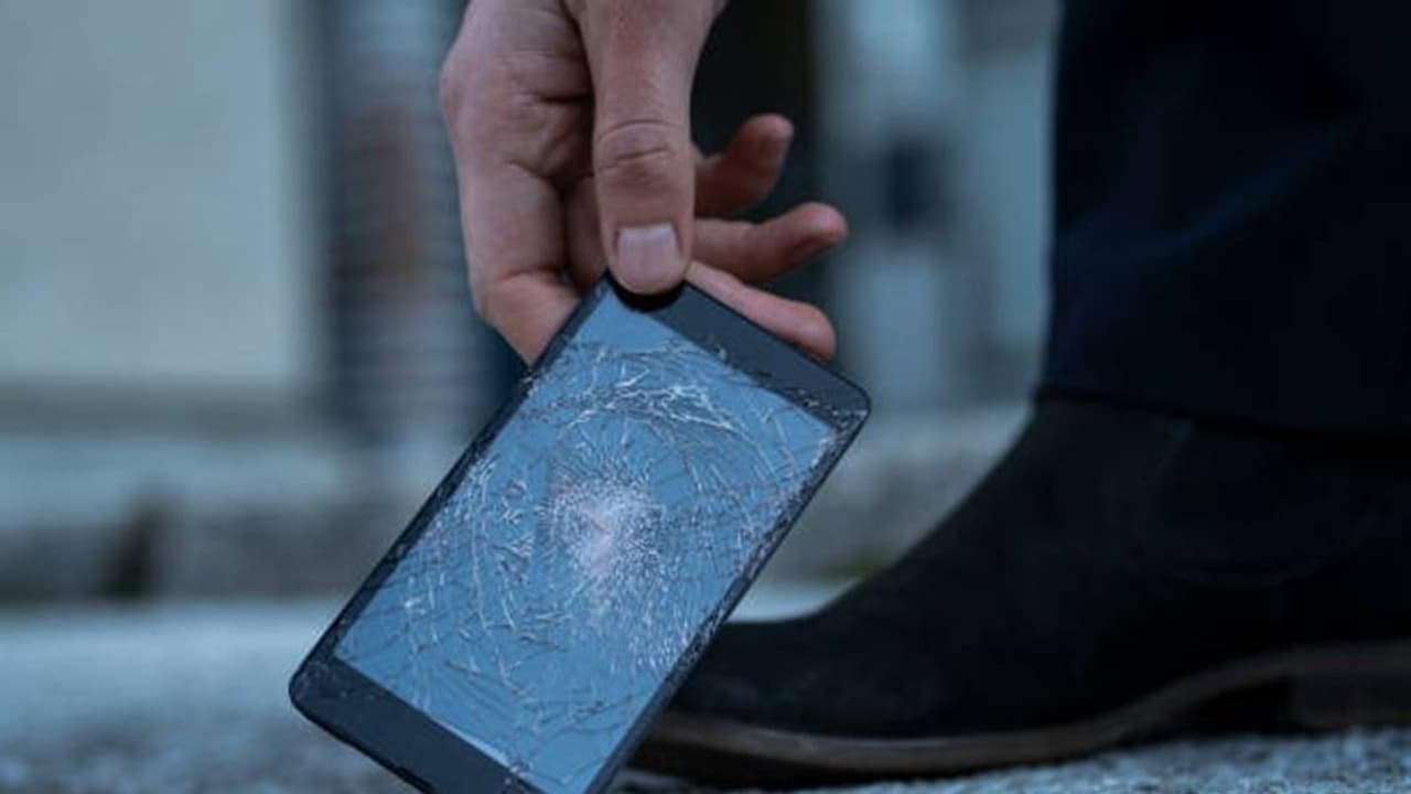 स्मार्टफोन खरीदते वक्त दिखाएं अक्लमंदी, न टूटने का डर रहेगा, न खोने की टेंशन स्मार्टफोन खरीदते वक्त दिखाएं अक्लमंदी, न टूटने का डर रहेगा, न खोने की टेंशन