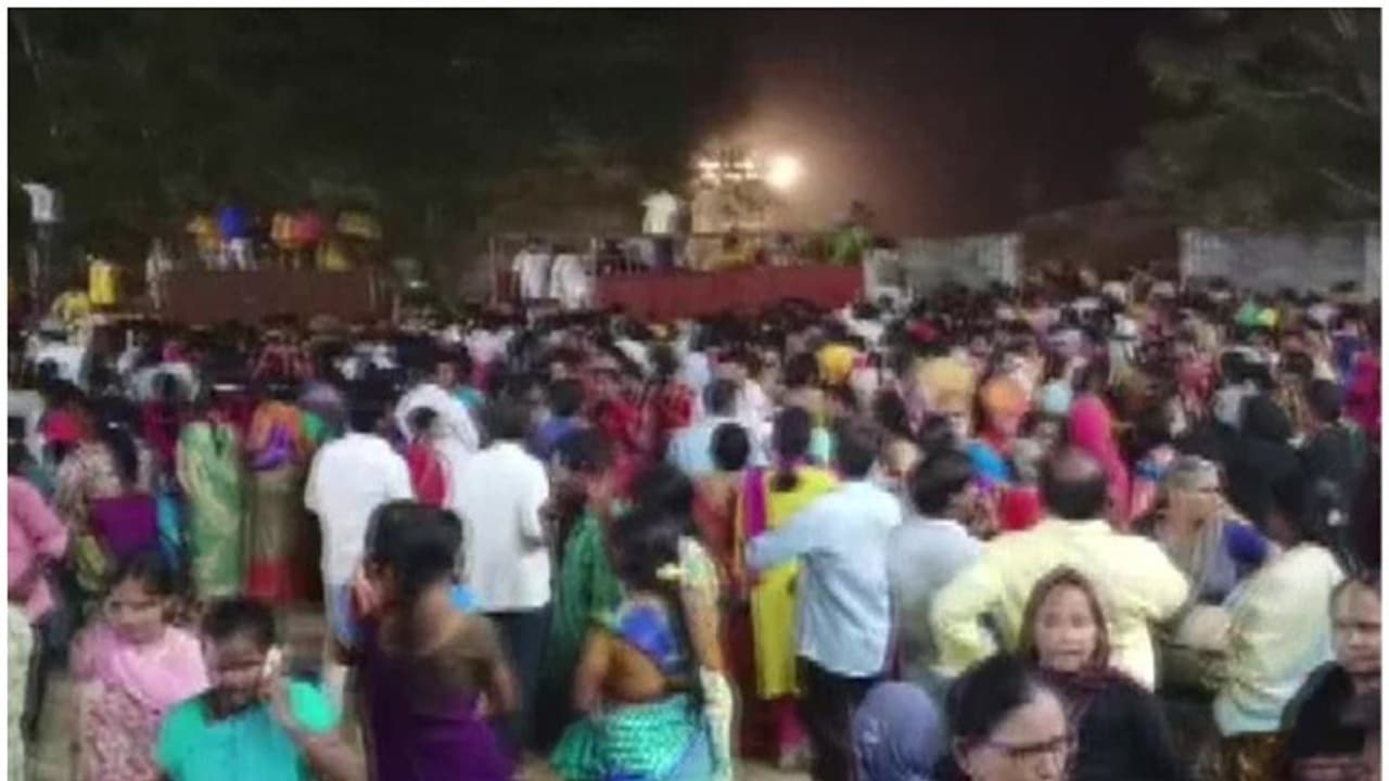 గుంటూరులో చంద్రన్న కానుక సభలో తొక్కిసలాట ఘటనపై కేసులు నమోదు.. 