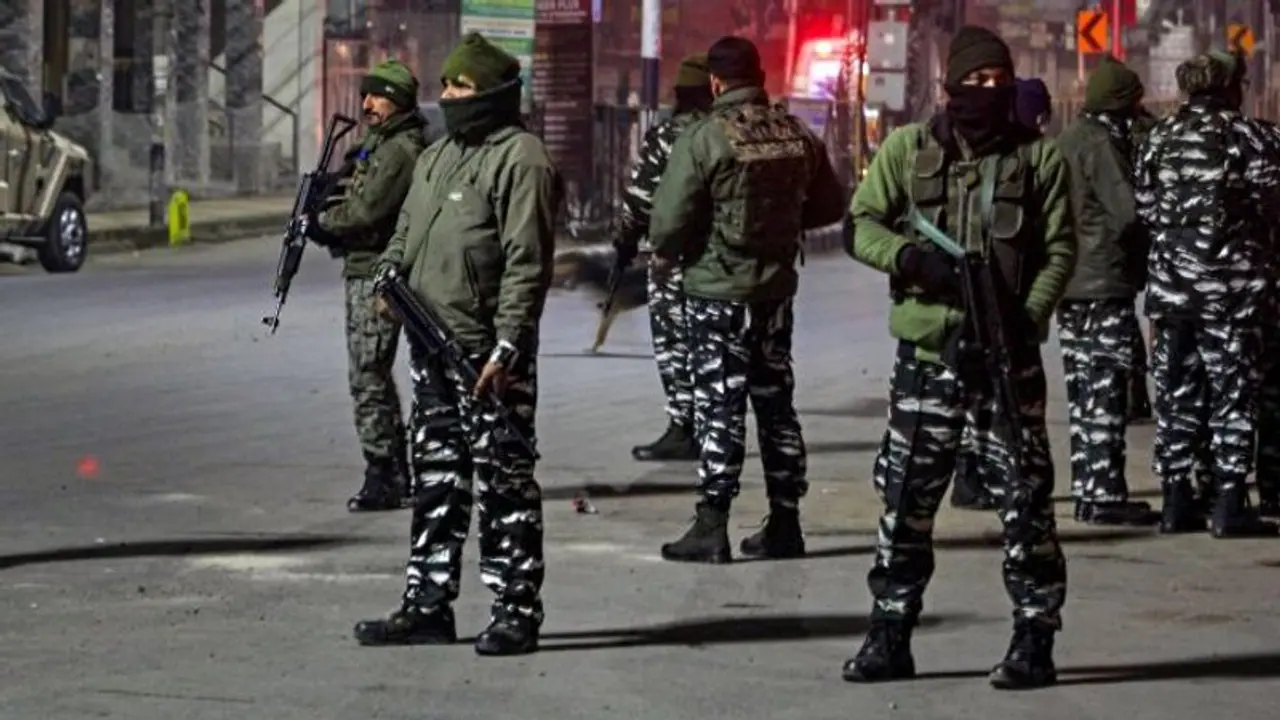 ಪಂಡಿತರ ಮೇಲೆ ಹೆಚ್ಚುತ್ತಿರುವ ದಾಳಿ: ಕಾಶ್ಮೀರದಲ್ಲಿ ಹೆಚ್ಚುವರಿ 1800 ಯೋಧರ ನಿಯೋಜನೆ ಪಂಡಿತರ ಮೇಲೆ ಹೆಚ್ಚುತ್ತಿರುವ ದಾಳಿ: ಕಾಶ್ಮೀರದಲ್ಲಿ ಹೆಚ್ಚುವರಿ 1800 ಯೋಧರ ನಿಯೋಜನೆ