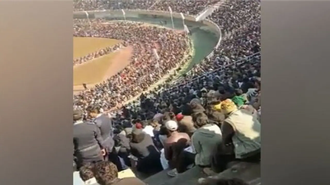 పాకిస్తాన్లో నిరుద్యోగులతో నిండిన స్టేడియం.. పోలీసు రిక్రూట్మెంట్ టెస్టుకు హాజరు.. వైరల్ వీడియో ఇదే పాకిస్తాన్లో నిరుద్యోగులతో నిండిన స్టేడియం.. పోలీసు రిక్రూట్మెంట్ టెస్టుకు హాజరు.. వైరల్ వీడియో ఇదే