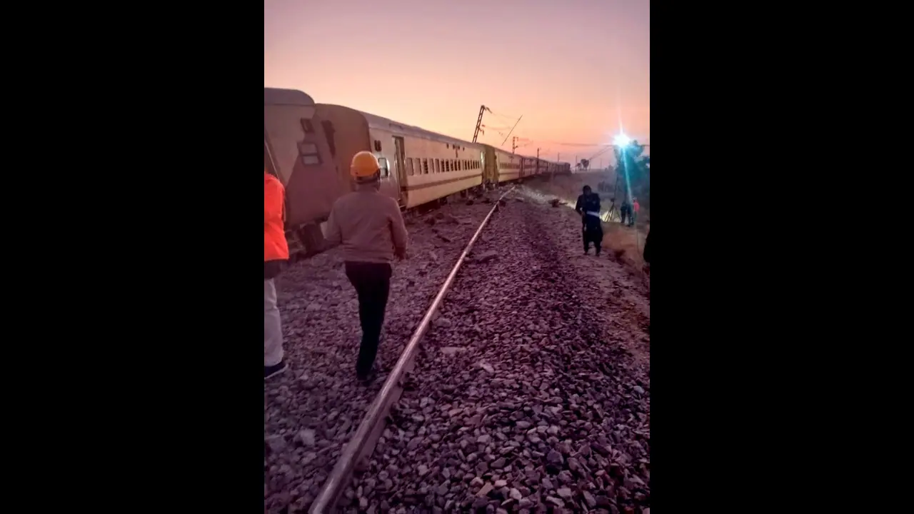 రాజస్థాన్లో పట్టాలు తప్పిన ప్యాసింజర్ రైలు.. పలువురికి గాయాలు రాజస్థాన్లో పట్టాలు తప్పిన ప్యాసింజర్ రైలు.. పలువురికి గాయాలు