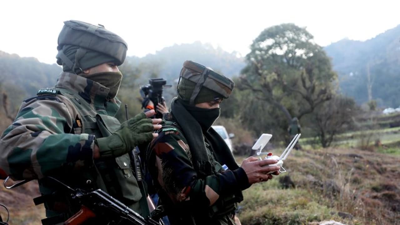 పంజాబ్ సరిహద్దులో ఉగ్రదాడులు.. పాకిస్థానీ డ్రోన్తో హెరాయిన్ను స్వాధీనం.. పంజాబ్ సరిహద్దులో ఉగ్రదాడులు.. పాకిస్థానీ డ్రోన్తో హెరాయిన్ను స్వాధీనం..