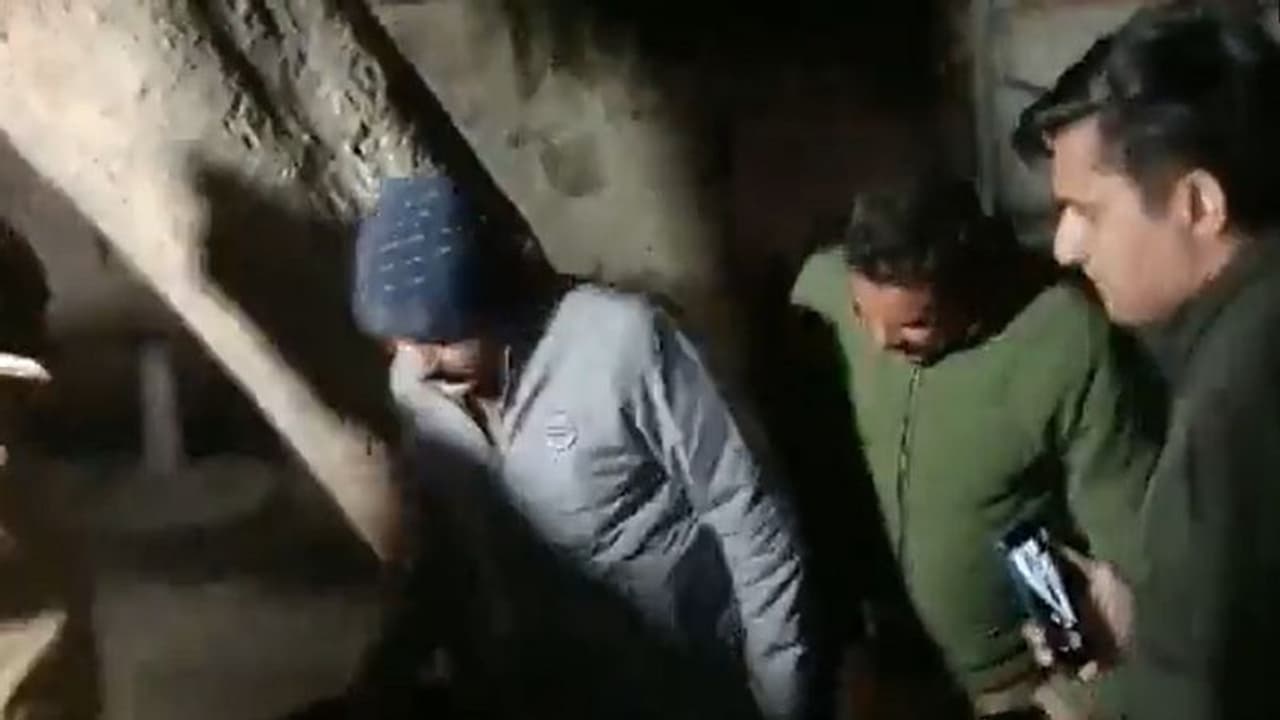 हरदोई में न्याय मांगने पर मिला कोतवाल का थप्पड़, पीड़ित के मुंह से आया खून, वीडियो हुआ वायरल हरदोई में न्याय मांगने पर मिला कोतवाल का थप्पड़, पीड़ित के मुंह से आया खून, वीडियो हुआ वायरल