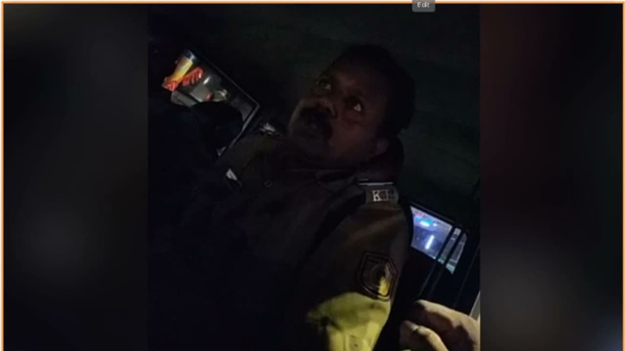 'ഒരു ലോഡ് മണ്ണ് കടത്താന് അഞ്ഞൂറ് പോര'; കണക്കുപറഞ്ഞ് ഗ്രേഡ് എസ് ഐ കൈക്കൂലി വാങ്ങുന്ന ദൃശ്യങ്ങൾ പുറത്ത് 'ഒരു ലോഡ് മണ്ണ് കടത്താന് അഞ്ഞൂറ് പോര'; കണക്കുപറഞ്ഞ് ഗ്രേഡ് എസ് ഐ കൈക്കൂലി വാങ്ങുന്ന ദൃശ്യങ്ങൾ പുറത്ത്