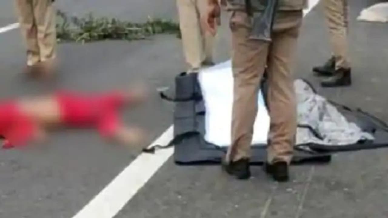 हत्या या हादसा: नोएडा में एक्सप्रेस वे पर मिला युवती का शव, टायर से लाश को कुचलकर पहचान छिपाने का हुआ प्रयास हत्या या हादसा: नोएडा में एक्सप्रेस वे पर मिला युवती का शव, टायर से लाश को कुचलकर पहचान छिपाने का हुआ प्रयास