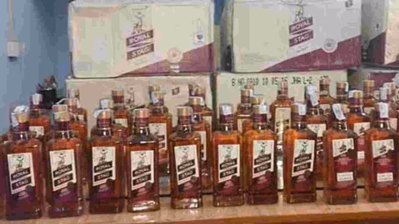 बिहार में ये कैसी शराबबंदी, शराब डिलीवरी के लिए तस्करों ने अपनाया ऐसा तरीका पुलिस ने भी पकड़ लिया माथा बिहार में ये कैसी शराबबंदी, शराब डिलीवरी के लिए तस्करों ने अपनाया ऐसा तरीका पुलिस ने भी पकड़ लिया माथा