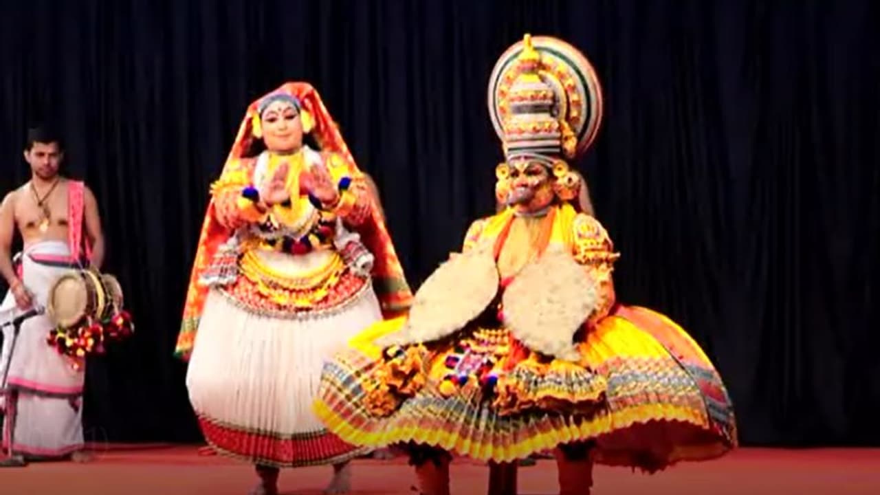 'സഖിമാരെ നമുക്ക്...'; ദമയന്തിയായി അരങ്ങിന് ജീവന് നല്കി കളക്ടര്; കണ്ണിമവെട്ടാതെ ആസ്വദിച്ച് മറ്റൊരു കളക്ടര് 'സഖിമാരെ നമുക്ക്...'; ദമയന്തിയായി അരങ്ങിന് ജീവന് നല്കി കളക്ടര്; കണ്ണിമവെട്ടാതെ ആസ്വദിച്ച് മറ്റൊരു കളക്ടര്