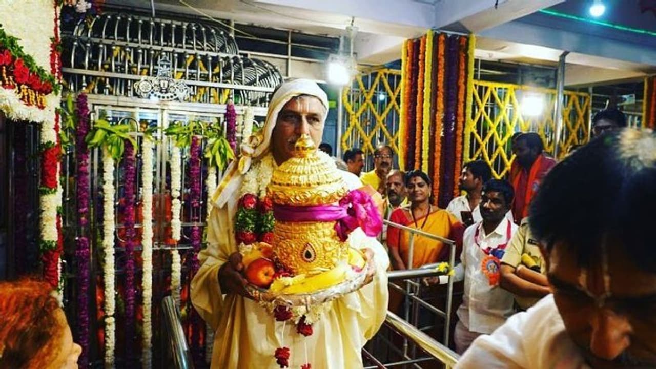 శ్రీవేంకటేశ్వర స్వామి ఆలయానికి బంగారు కిరీటాన్ని బహూకరించిన మంత్రి హరీశ్ రావు శ్రీవేంకటేశ్వర స్వామి ఆలయానికి బంగారు కిరీటాన్ని బహూకరించిన మంత్రి హరీశ్ రావు