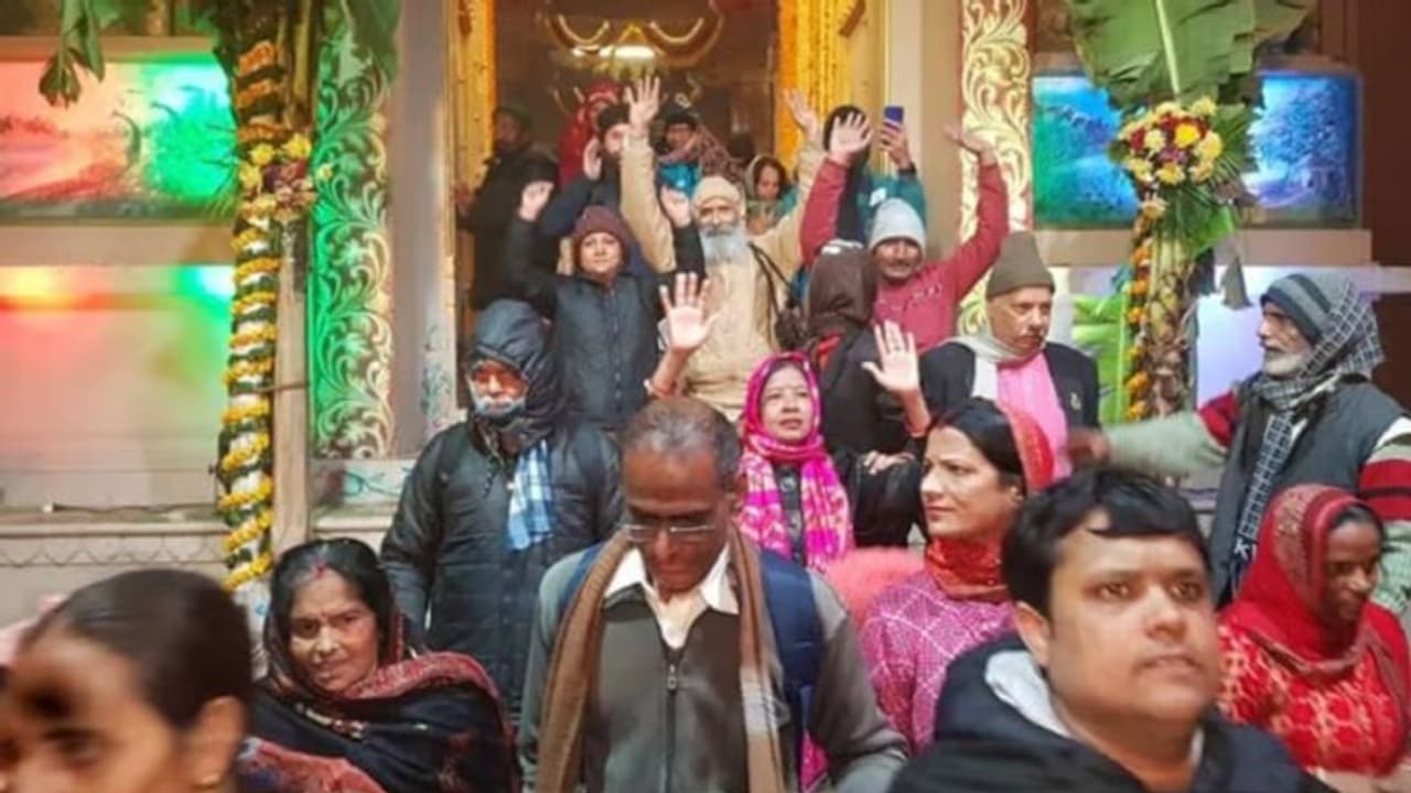 पालकी पर सवार होकर पहुंचे भगवान रंगनाथ, साल में एक बार ही खुलता है बैकुंठ द्वार, जानिए दर्शन से क्या है लाभ पालकी पर सवार होकर पहुंचे भगवान रंगनाथ, साल में एक बार ही खुलता है बैकुंठ द्वार, जानिए दर्शन से क्या है लाभ