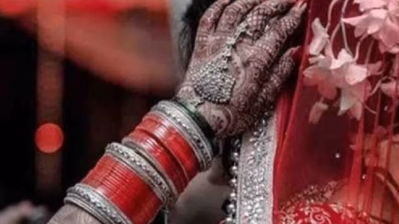 न्यू ईयर की रात दुल्हन कर बैठी शर्मनाक कांड, दूल्हे ने पकड़ लिया माथा, पिता भी बोले बेटी ने कहीं का नहीं छोड़ा