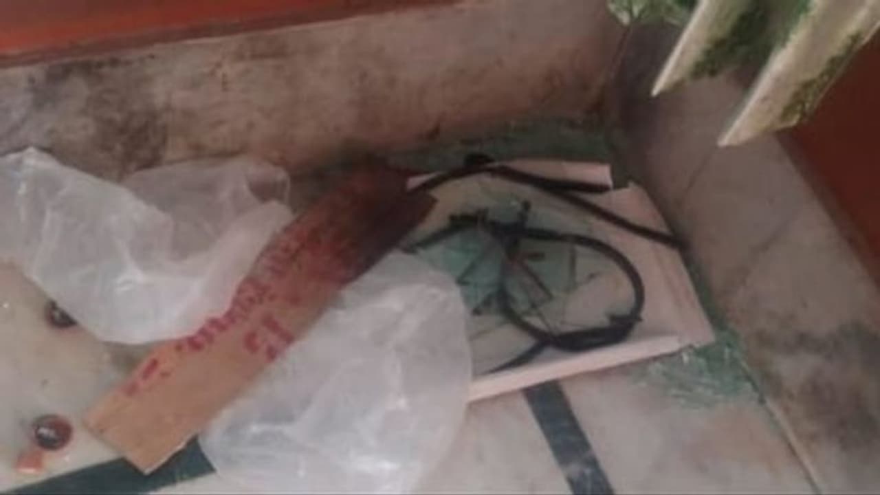 चोरों ने भगवान को भी नहीं छोड़ा, राधा कृष्ण मंदिर से लाखों की मूर्तियां चोरी, जांच में जुटी पुलिस चोरों ने भगवान को भी नहीं छोड़ा, राधा कृष्ण मंदिर से लाखों की मूर्तियां चोरी, जांच में जुटी पुलिस