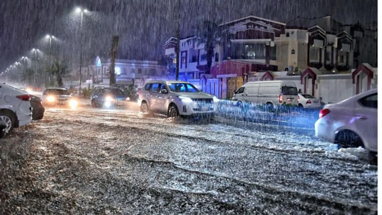 സൗദി അറേബ്യയിൽ കനത്ത മഴ തുടരുന്നു; ജിദ്ദ നഗരത്തിൽ അടിപ്പാതകൾ അടച്ചു