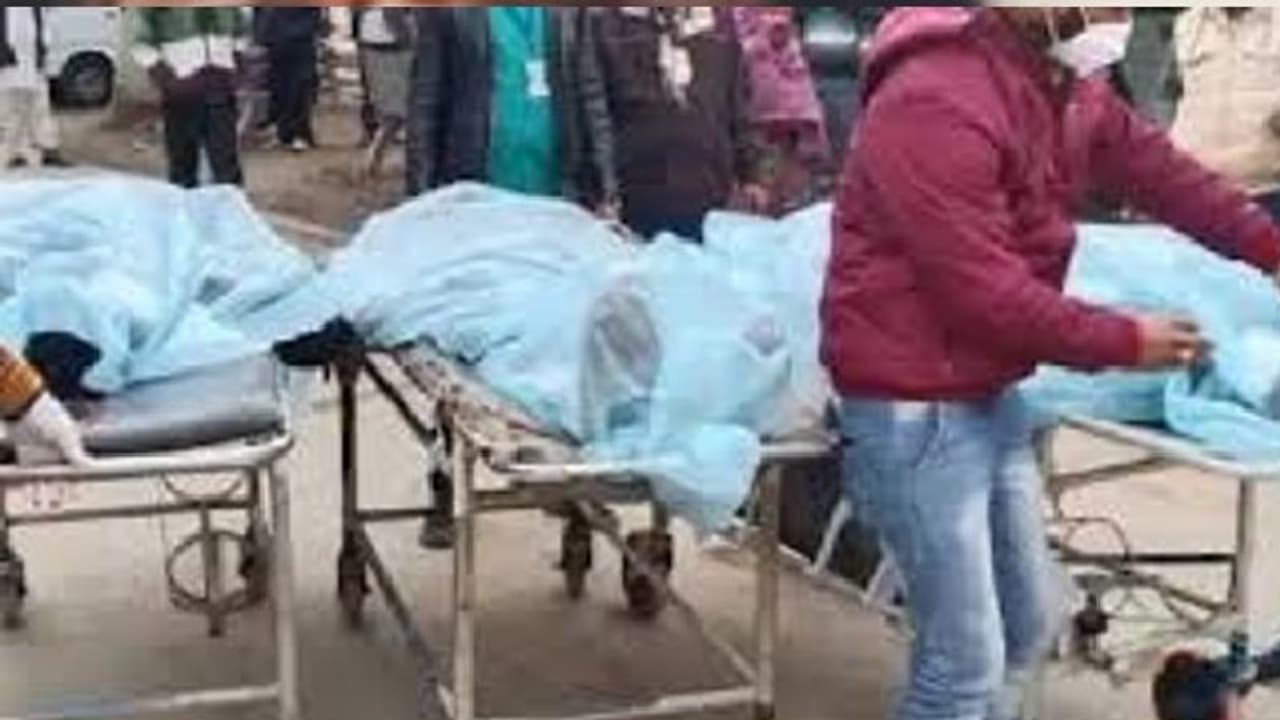 कोहरे का कहर: पलक झपकते ही धुंध में लिपटकर आ गई मौत, सड़क पर बिछ गई लाशें...मच गई चीख पुकार कोहरे का कहर: पलक झपकते ही धुंध में लिपटकर आ गई मौत, सड़क पर बिछ गई लाशें...मच गई चीख पुकार