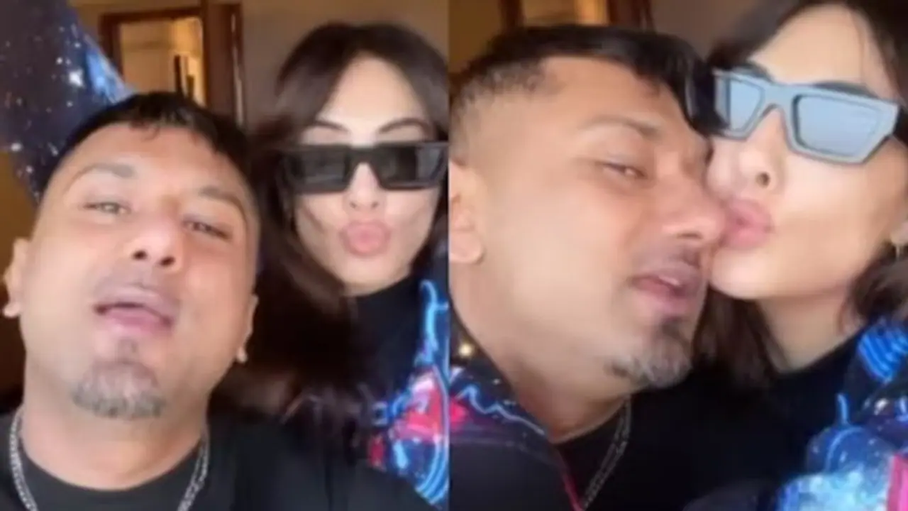 Honey Singh's GF Tina Thadani kissing the rapper's cheek as he sings Meri Jaan is unmissable Honey Singh's GF Tina Thadani kissing the rapper's cheek as he sings Meri Jaan is unmissable