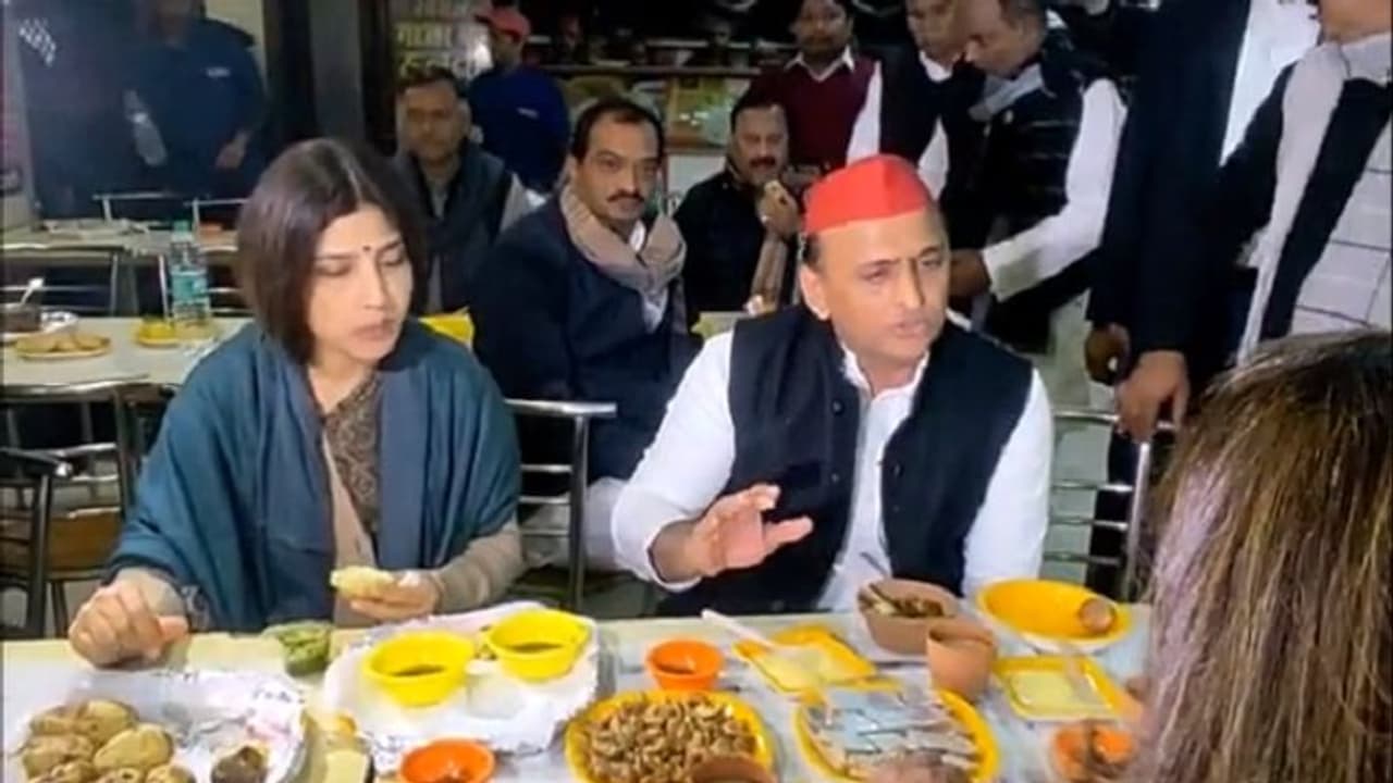 विजय रथ पर सवार होकर मैनपुरी पहुंचे अखिलेश, पत्नी डिंपल के साथ फेमस रेस्टोरेंट में खाई चाट विजय रथ पर सवार होकर मैनपुरी पहुंचे अखिलेश, पत्नी डिंपल के साथ फेमस रेस्टोरेंट में खाई चाट