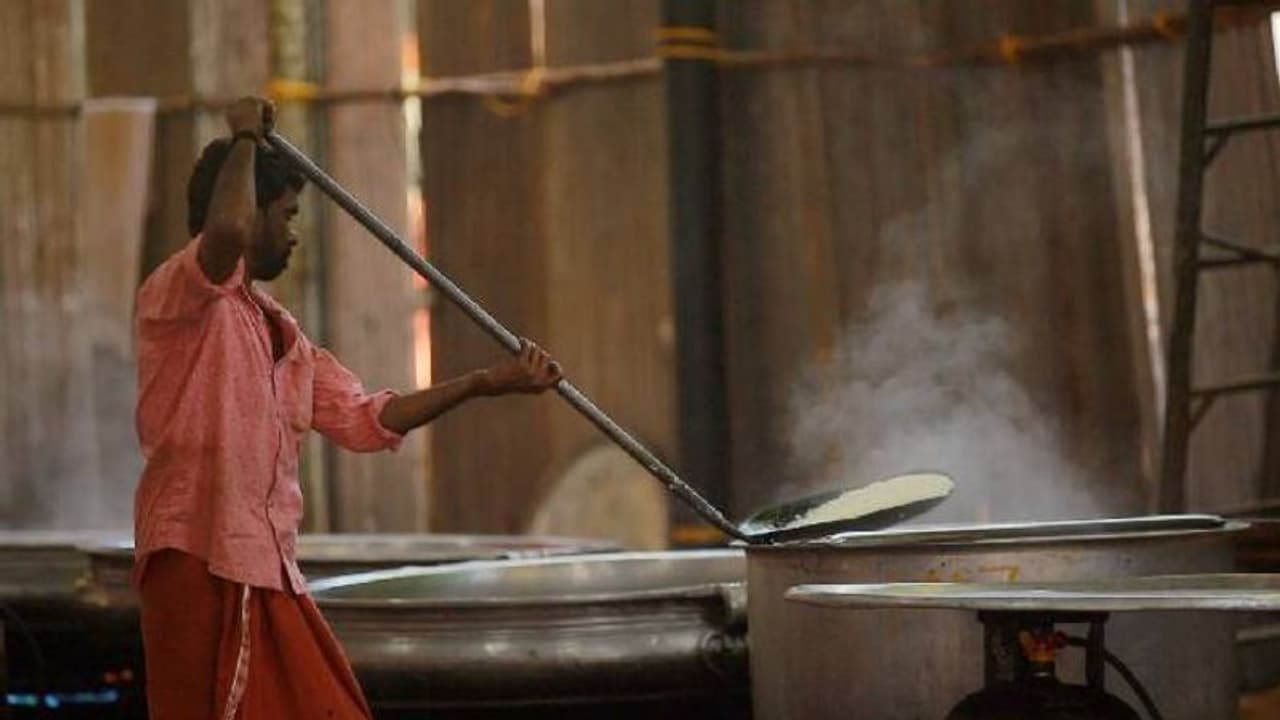 ഉറക്കമില്ലാത്ത ഏഴ് ദിനങ്ങൾ, ഊട്ടുപുരയിൽ അമ്പതുപേരടങ്ങുന്ന പാചകസംഘം, ഇലയിട്ട് വിളമ്പാൻ അധ്യാപകർ ഉറക്കമില്ലാത്ത ഏഴ് ദിനങ്ങൾ, ഊട്ടുപുരയിൽ അമ്പതുപേരടങ്ങുന്ന പാചകസംഘം, ഇലയിട്ട് വിളമ്പാൻ അധ്യാപകർ