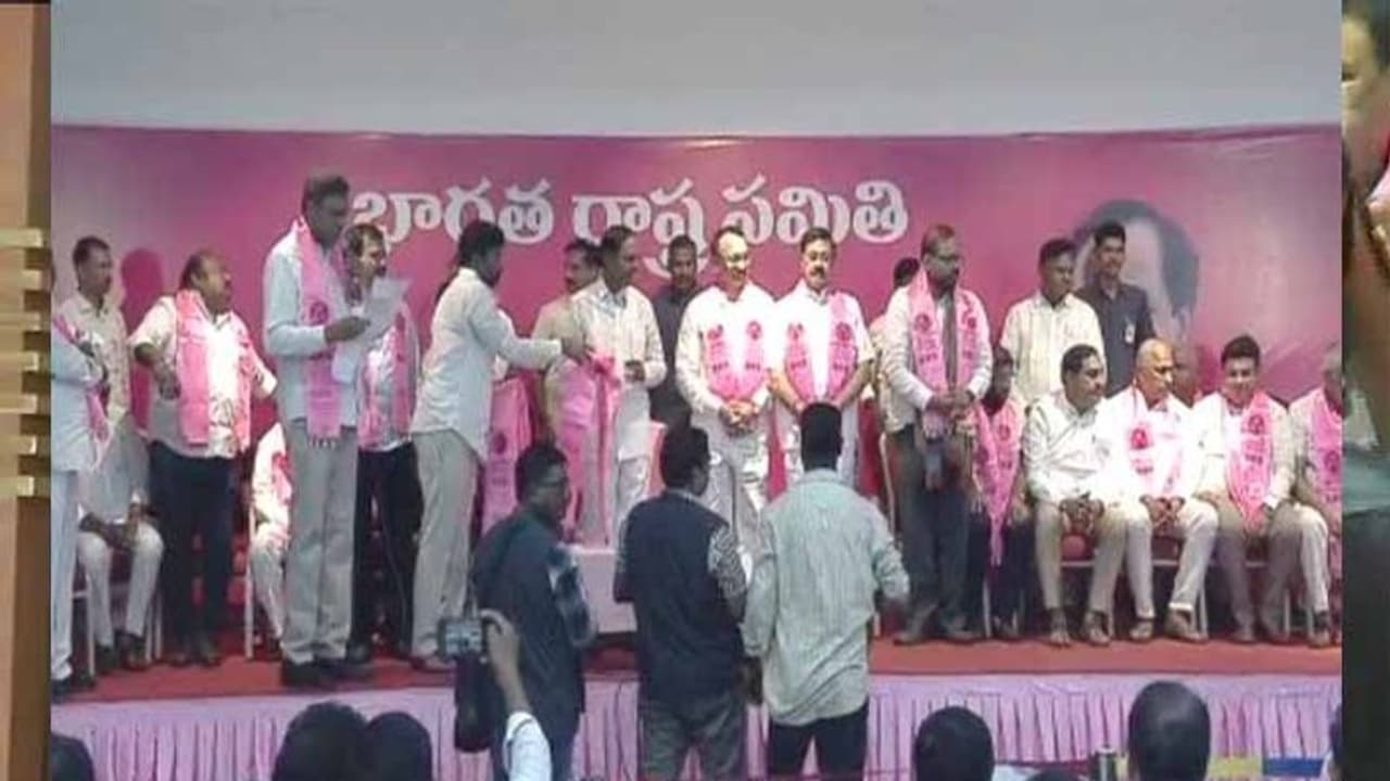 ఏపీలో అసలు సిసలు ప్రజా రాజకీయం రావాలి: కేసీఆర్ సమక్షంలో బీఆర్ఎస్ లో చేరిన ఏపీ నేతలు 