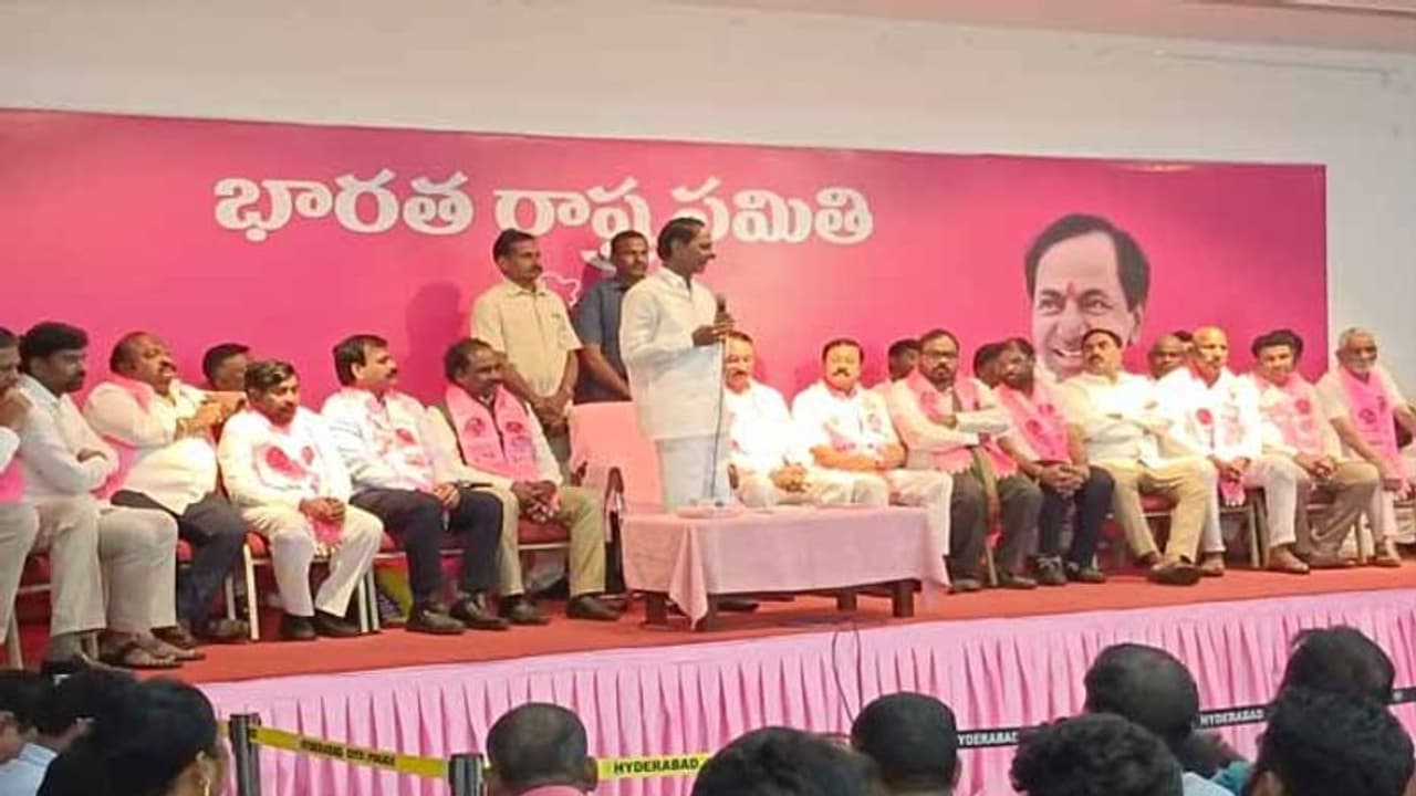 బీఆర్ఎస్ ఏపీ రాష్ట్ర అధ్యక్షుడిగా తోట చంద్రశేఖర్, రావెలకు ఢిల్లీలో కీలక బాధ్యతలు: కేసీఆర్ బీఆర్ఎస్ ఏపీ రాష్ట్ర అధ్యక్షుడిగా తోట చంద్రశేఖర్, రావెలకు ఢిల్లీలో కీలక బాధ్యతలు: కేసీఆర్