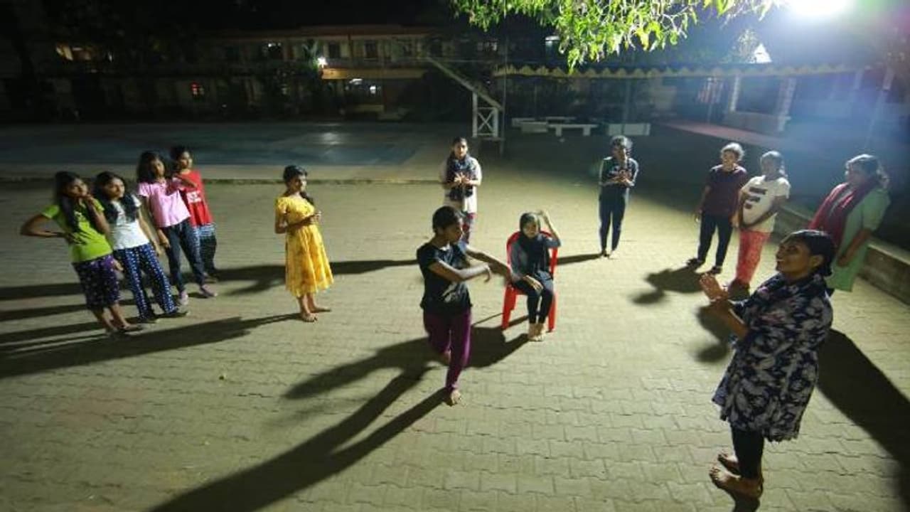 അവസാനവട്ട പരിശീലനം, ഉറങ്ങാതെ വേദിയുണരുന്നതും കാത്ത് വിദ്യാർത്ഥികൾ, ആദ്യമത്സരത്തിനിനി മണിക്കൂറുകൾ