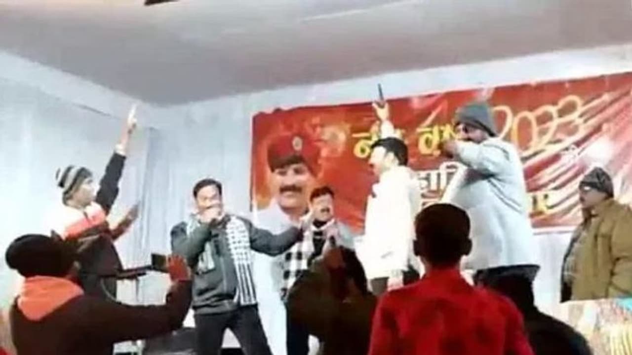 డాన్ అవతారమెత్తిన కాంగ్రెస్ ఎమ్మెల్యే.. న్యూ ఇయర్ వేడుకల్లో డాన్స్ చేస్తూ కాల్పులు.. షాకైన వీక్షకులు.. డాన్ అవతారమెత్తిన కాంగ్రెస్ ఎమ్మెల్యే.. న్యూ ఇయర్ వేడుకల్లో డాన్స్ చేస్తూ కాల్పులు.. షాకైన వీక్షకులు..