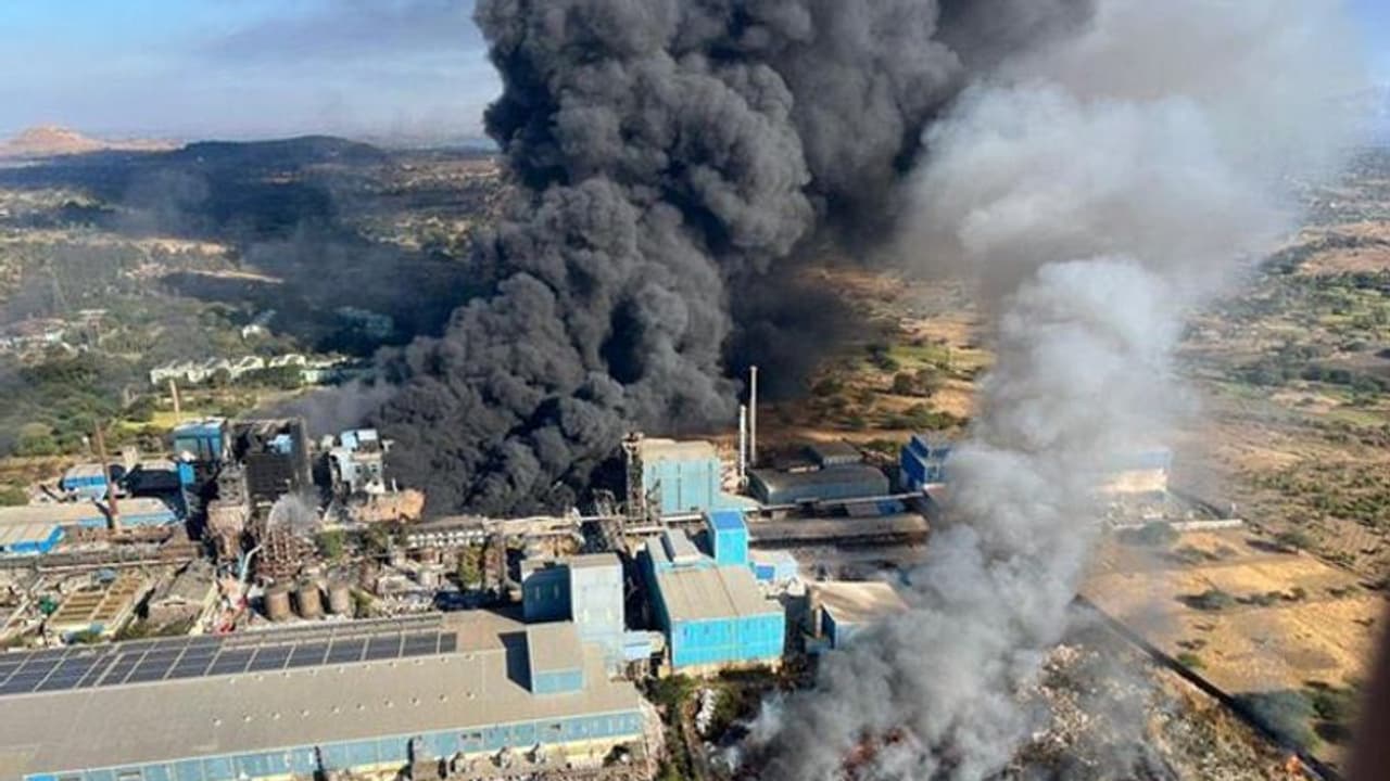  सोलापुर पटाखा फैक्ट्री आग: मरने वालों की संख्या बढ़कर 4 हुई, फैक्ट्री मालिकों पर FIR, जानिए हुआ क्या था?