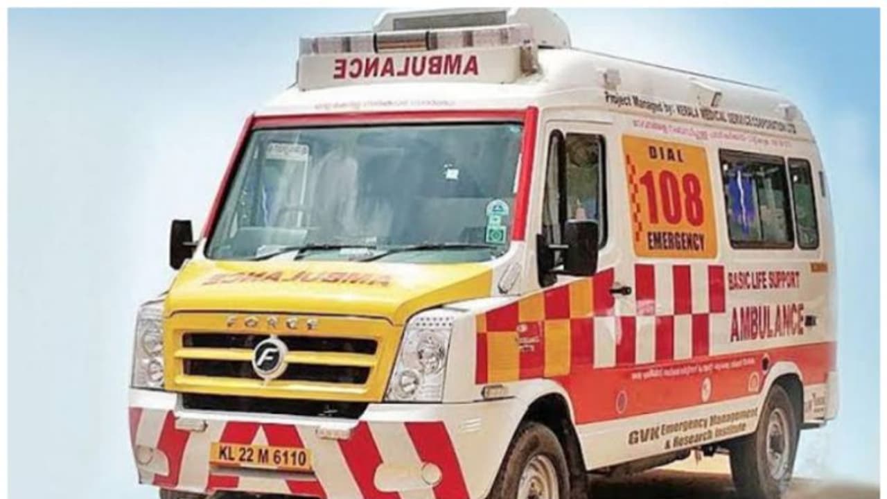 തൃശൂരിൽ വീട്ടിൽ നിന്നും ഭക്ഷണം കഴിച്ച ഗൃഹനാഥൻ മരിച്ചു, ഭാര്യയടക്കം 3 പേർ ചികിത്സയിൽ, ഭക്ഷണത്തിൽ വിഷാംശം? തൃശൂരിൽ വീട്ടിൽ നിന്നും ഭക്ഷണം കഴിച്ച ഗൃഹനാഥൻ മരിച്ചു, ഭാര്യയടക്കം 3 പേർ ചികിത്സയിൽ, ഭക്ഷണത്തിൽ വിഷാംശം?