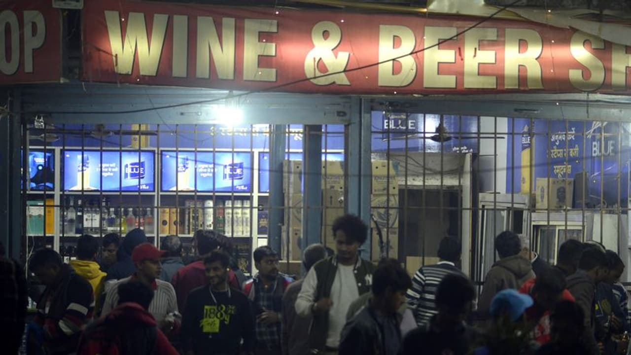 क्रिसमस से 31 दिसंबर तक 1 करोड़ बोतलें पी गए दिल्ली वाले, पढ़ें चौंकाने वाली 10 बातें क्रिसमस से 31 दिसंबर तक 1 करोड़ बोतलें पी गए दिल्ली वाले, पढ़ें चौंकाने वाली 10 बातें