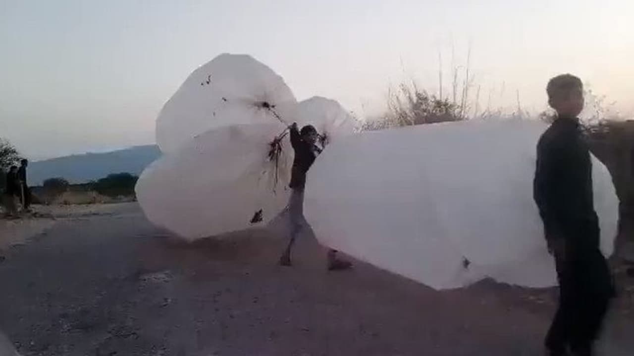 பாகிஸ்தானில் சிலிண்டருக்கு பதில் பலூனில் சமையல் எரிவாயு விற்பனை!