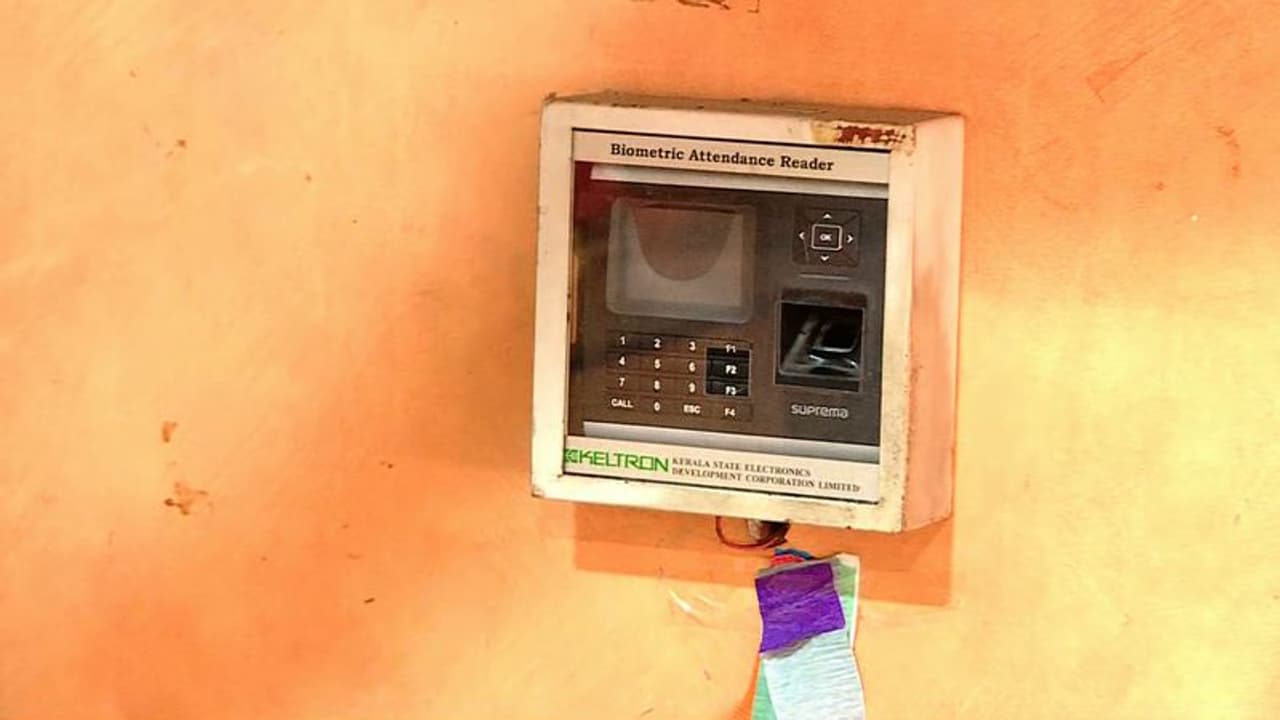 ബയോമെട്രിക് പഞ്ചിംഗ്: പൂർണമായി നടപ്പാക്കാനായില്ല; ശമ്പള സോഫ്റ്റുവെയറും ഹാജറും ബന്ധിപ്പിക്കാനായില്ല ബയോമെട്രിക് പഞ്ചിംഗ്: പൂർണമായി നടപ്പാക്കാനായില്ല; ശമ്പള സോഫ്റ്റുവെയറും ഹാജറും ബന്ധിപ്പിക്കാനായില്ല