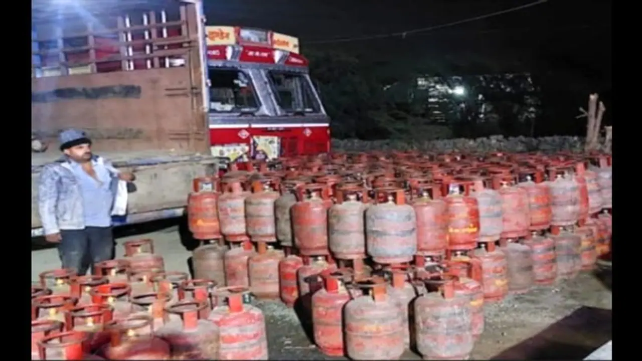 अवैध फिलिंग के लिए होटल के बगल में खड़ें थे गैस टंकी से भरे ट्रक, ऐसा सामान मिला कि मचा हड़कंप अवैध फिलिंग के लिए होटल के बगल में खड़ें थे गैस टंकी से भरे ट्रक, ऐसा सामान मिला कि मचा हड़कंप