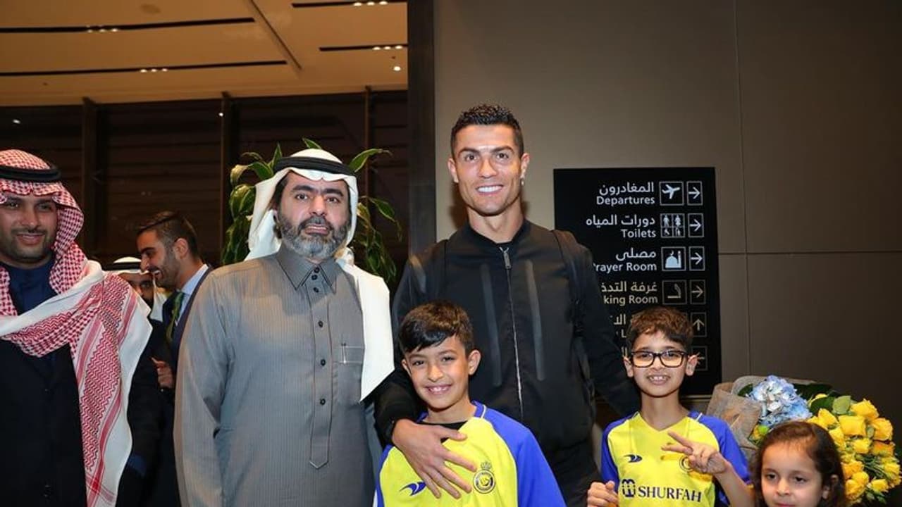 ക്രിസ്റ്റ്യാനൊ റൊണാൾഡോ റിയാദിൽ എത്തി; അൽ നസ്ർ ജേഴ്സിയില് ഇന്ന് അവതരിപ്പിക്കും ക്രിസ്റ്റ്യാനൊ റൊണാൾഡോ റിയാദിൽ എത്തി; അൽ നസ്ർ ജേഴ്സിയില് ഇന്ന് അവതരിപ്പിക്കും