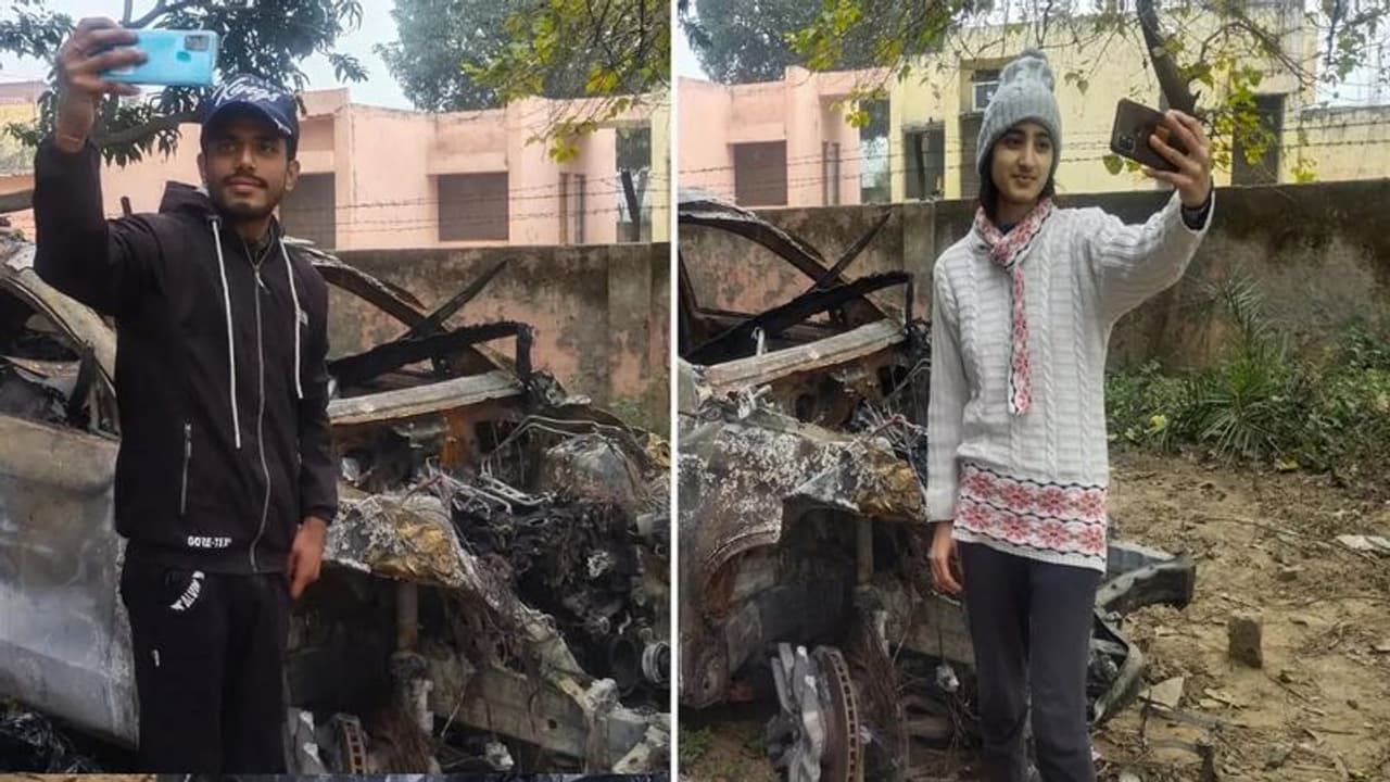 पंत की जली कार के लिए यह कैसी दिवानगी? सेल्फी लेने के लिए बेताब फैंस कह रहे 'पुलिस अंकल प्लीज कार दिखा दो' पंत की जली कार के लिए यह कैसी दिवानगी? सेल्फी लेने के लिए बेताब फैंस कह रहे 'पुलिस अंकल प्लीज कार दिखा दो'