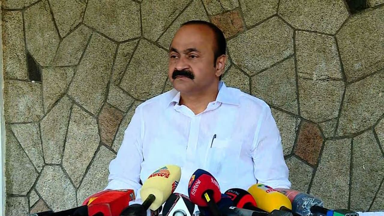 'തുടർഭരണം കിട്ടിയതിന്റെ ധാർഷ്ട്യം, ഭയപ്പെടുത്തി പിന്മാറ്റാൻ നീക്കം; വിരട്ടൽ ശ്രമം അംഗീകരിക്കാനാകില്ല': സതീശൻ 