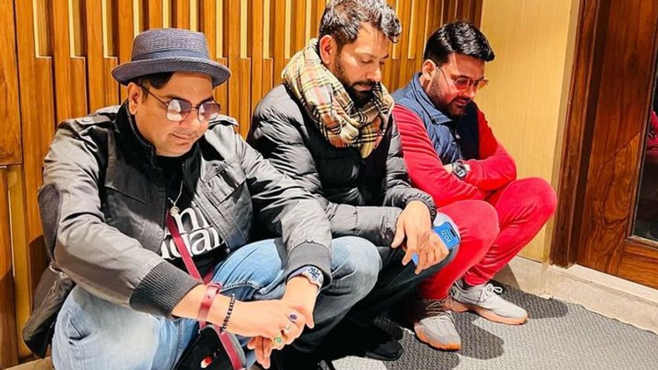 सर, बस लोटा और ले लो, दोस्तों के साथ घर के बाहर जमीन पर बैठे कपिल शर्मा के लोग ले रहे जमकर मजे सर, बस लोटा और ले लो, दोस्तों के साथ घर के बाहर जमीन पर बैठे कपिल शर्मा के लोग ले रहे जमकर मजे