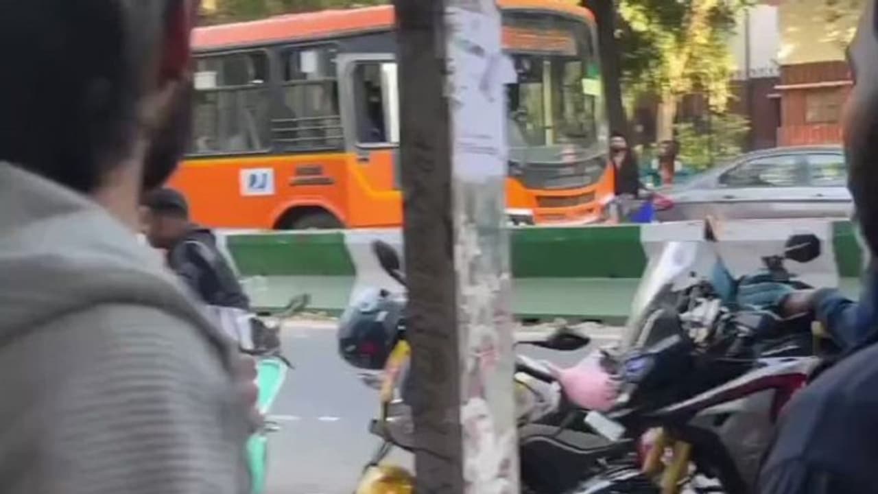 ಟೀ ಕುಡಿಯಲೆಂದು ರಸ್ತೆ ಮಧ್ಯೆ ಬಸ್‌ ನಿಲ್ಸಿ ಟ್ರಾಫಿಕ್‌ ಜಾಮ್‌ ಮಾಡಿದ ಡ್ರೈವರ್‌: ವಿಡಿಯೋ ವೈರಲ್‌..! 