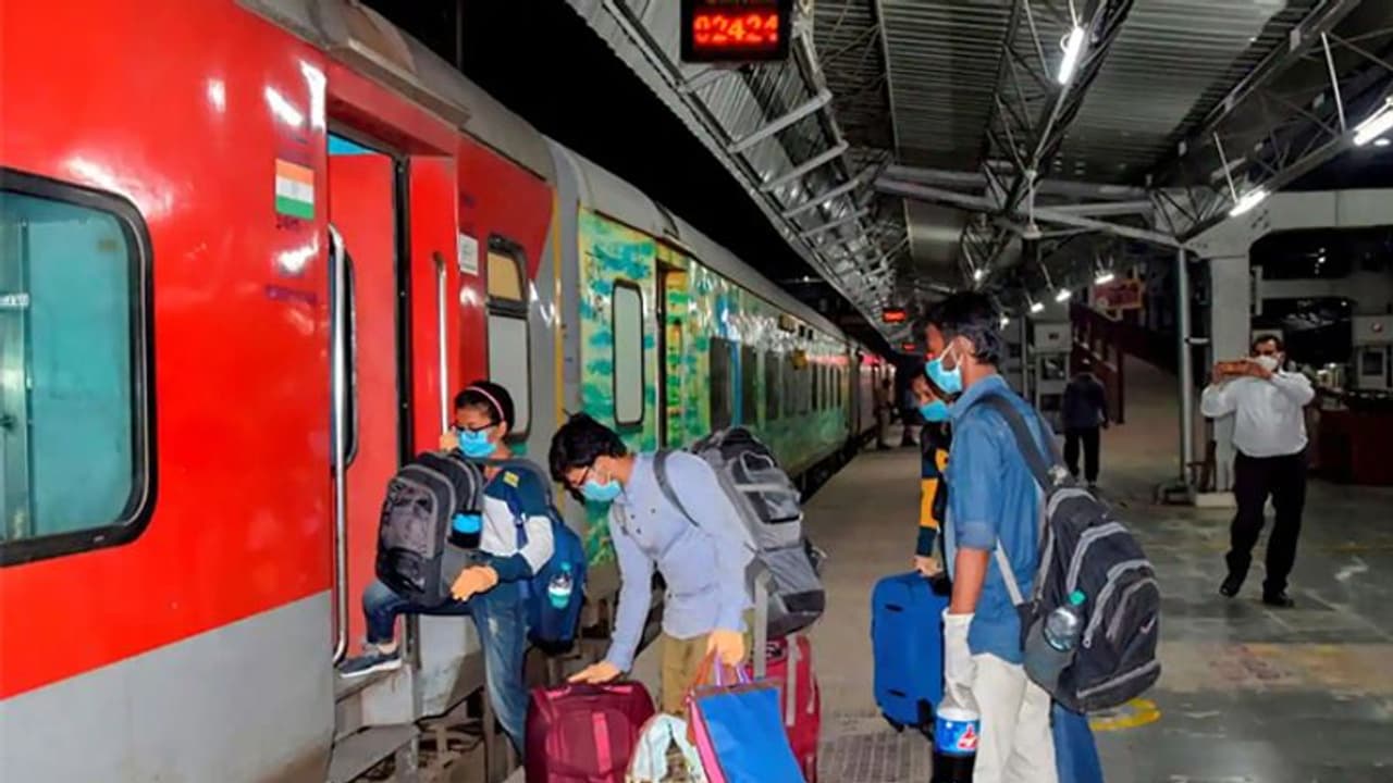 कोहरे के चलते लेट हुई ट्रेन तो रेलवे देगा मुफ्त खाना, टिकट कैंसिल किया तो मिलेगा पूरा पैसा