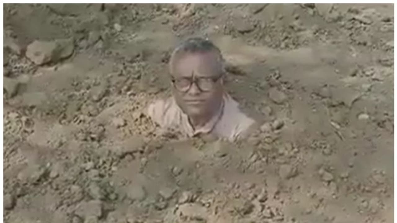 భూమిలో పూడ్చిపెట్టుకుని రైతు వినూత్న నిరసన.. ‘ఆ పథకం కింద నాకు రావాల్సిన భూమి ఇవ్వాల్సిందే’ (వీడియో) భూమిలో పూడ్చిపెట్టుకుని రైతు వినూత్న నిరసన.. ‘ఆ పథకం కింద నాకు రావాల్సిన భూమి ఇవ్వాల్సిందే’ (వీడియో)