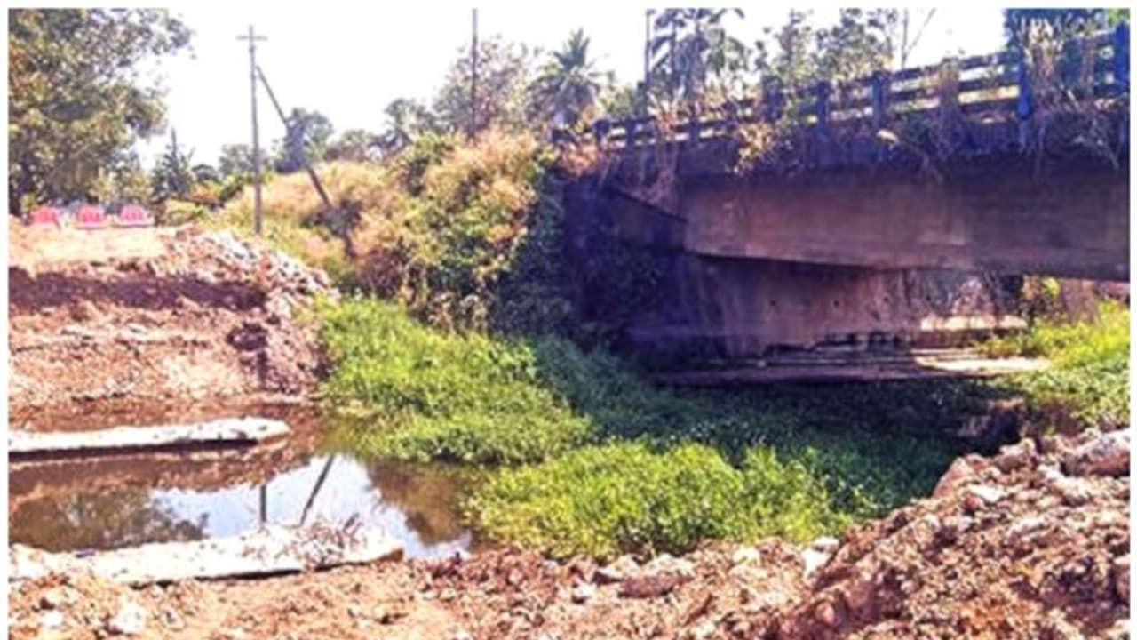 കരുവാറ്റയിലെ കന്നുകാലിപ്പാലം ഇനി ചരിത്രം; പൊളിച്ചുമാറ്റുന്നത് ദേശീയപാതാ വികസനത്തിന്റെ ഭാഗമായി കരുവാറ്റയിലെ കന്നുകാലിപ്പാലം ഇനി ചരിത്രം; പൊളിച്ചുമാറ്റുന്നത് ദേശീയപാതാ വികസനത്തിന്റെ ഭാഗമായി