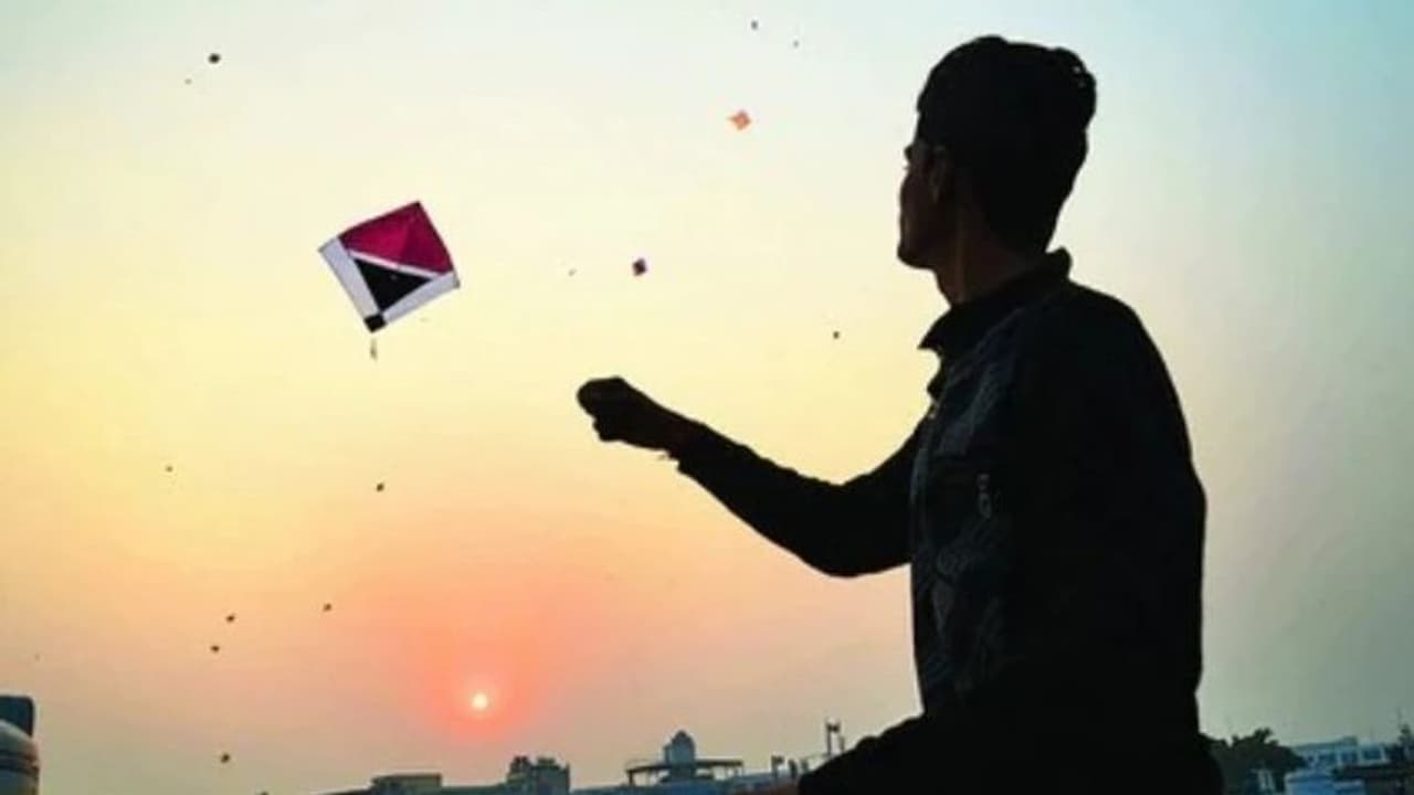 दर्दनाक खबर: सूरत में पतंग की डोर से कटी युवक की गर्दन, तड़प तड़पकर हुई मौत दर्दनाक खबर: सूरत में पतंग की डोर से कटी युवक की गर्दन, तड़प तड़पकर हुई मौत