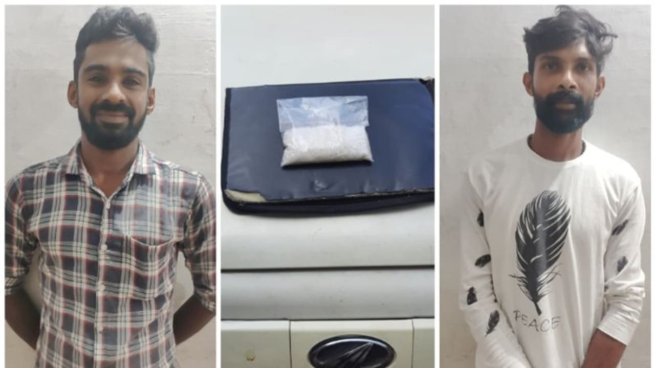 എംഡിഎംഎയുമായി യുവാക്കള് അറസ്റ്റില്; പിടിച്ചെടുത്തത് കോഴിക്കോട് വിതരണം ചെയ്യാന് കൊണ്ടുപോയ ലഹരിവസ്തു എംഡിഎംഎയുമായി യുവാക്കള് അറസ്റ്റില്; പിടിച്ചെടുത്തത് കോഴിക്കോട് വിതരണം ചെയ്യാന് കൊണ്ടുപോയ ലഹരിവസ്തു
