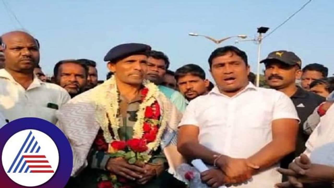 ಭಟ್ಕಳ: ತಾಯ್ನಾಡಿಗೆ ಆಗಮಿಸಿದ ಯೋಧನಿಗೆ ಅದ್ಧೂರಿ ಸ್ವಾಗತ..! ಭಟ್ಕಳ: ತಾಯ್ನಾಡಿಗೆ ಆಗಮಿಸಿದ ಯೋಧನಿಗೆ ಅದ್ಧೂರಿ ಸ್ವಾಗತ..!