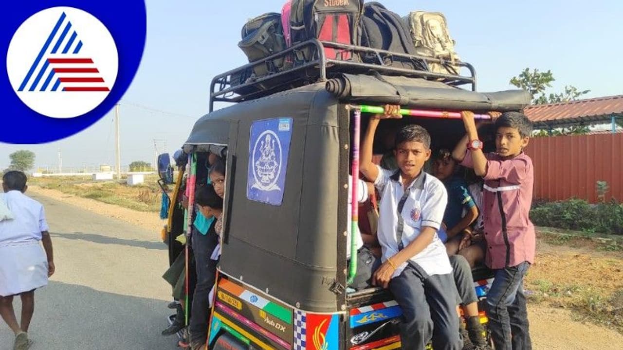 ಚಳ್ಳಕೆರೆಯಲ್ಲಿ ವಿದ್ಯಾರ್ಥಿಗಳ ಅಪಾಯಕಾರಿ ಪ್ರಯಾಣ; ಜಿಲ್ಲೆಗೆ ಸಚಿವರಿದ್ದೂ ಏನು ಪ್ರಯೋಜನ? ಚಳ್ಳಕೆರೆಯಲ್ಲಿ ವಿದ್ಯಾರ್ಥಿಗಳ ಅಪಾಯಕಾರಿ ಪ್ರಯಾಣ; ಜಿಲ್ಲೆಗೆ ಸಚಿವರಿದ್ದೂ ಏನು ಪ್ರಯೋಜನ?