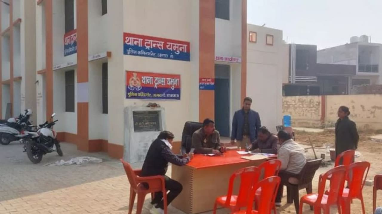 मिर्जापुर की महिला से आगरा में गैंगरेप, होटल से ही बेच दिया गया विधवा का मासूम बच्चा मिर्जापुर की महिला से आगरा में गैंगरेप, होटल से ही बेच दिया गया विधवा का मासूम बच्चा