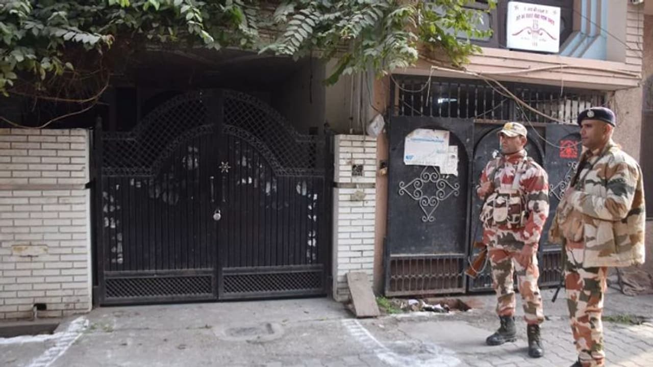 बसपा सांसद हाजी फजलुर्रहमान के घर और ऑफिस पर पहुंची आयकर विभाग की टीम, गाड़ियों में रखे बैग इस ओर कर रहे इशारा बसपा सांसद हाजी फजलुर्रहमान के घर और ऑफिस पर पहुंची आयकर विभाग की टीम, गाड़ियों में रखे बैग इस ओर कर रहे इशारा